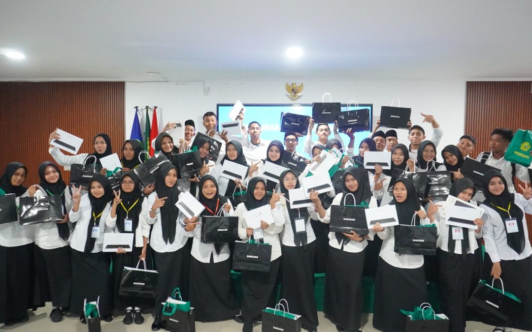 Pemberian tablet kepada mahasiswa baru FK UMMAT tahun 2026 untuk mendukung pembelajaran digital