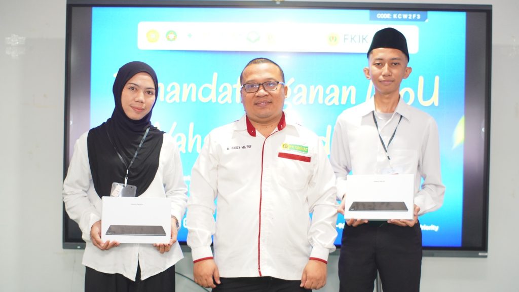Pemberian tablet kepada mahasiswa baru FK UMMAT tahun 2026 untuk mendukung pembelajaran digital